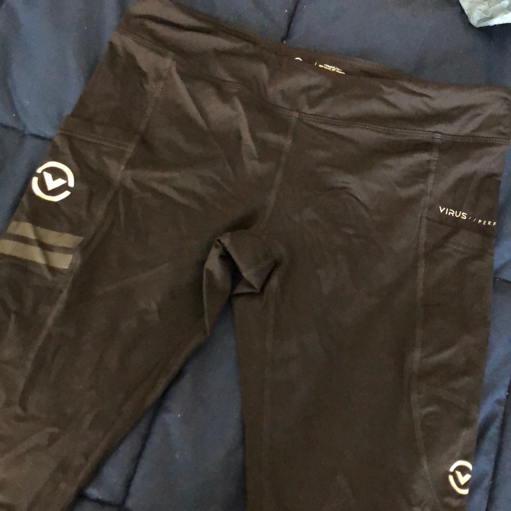 Virus crop leggings with pockets